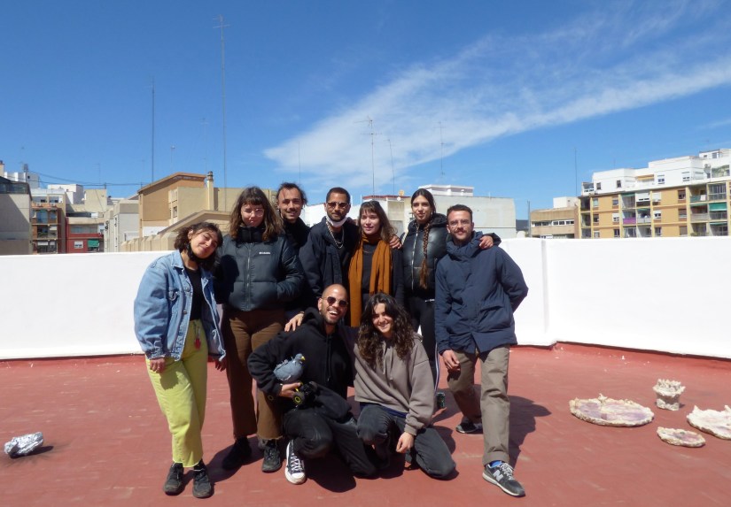 Artistas de de "Fuerísima Colectiva" en la terraza de la exposición en Benimaclet