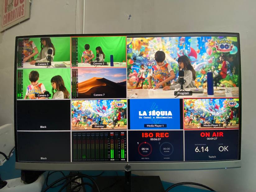 Un monitor muestra un momento de la grabación de La Séquia, la radiotelevisión de Benimaclet.