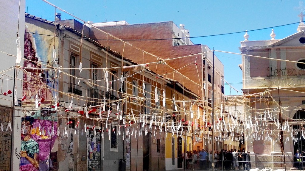 Mascletà en la plaza de Benimaclet por las fiestas patronales