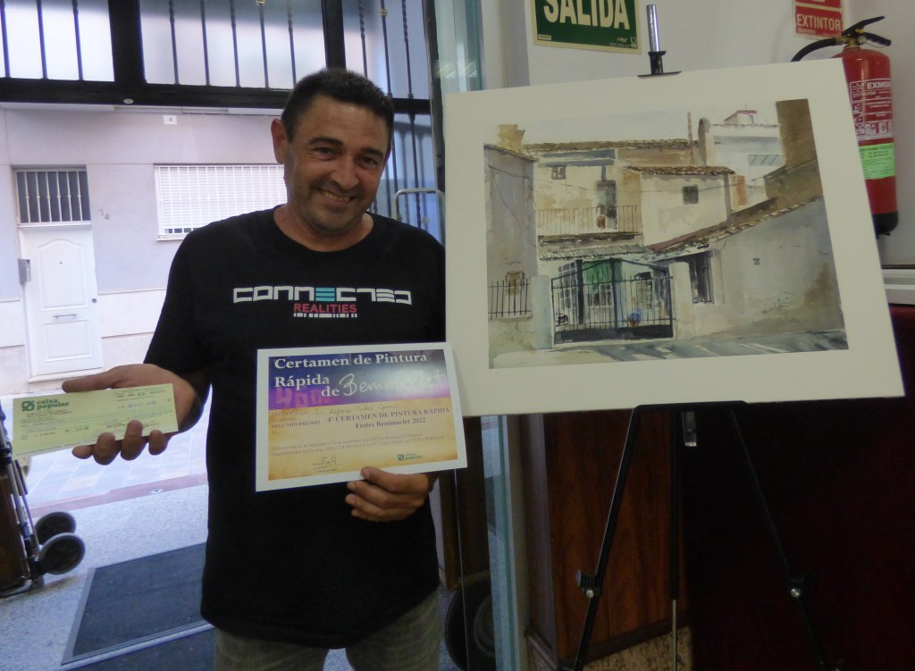 El pintor Alfredo Sales junto a la obra ganadora del segundo premio de pintura rápida de Benimaclet
