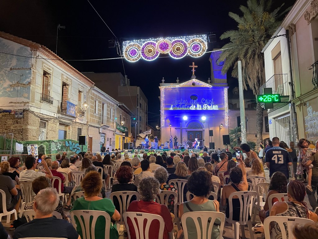 La plaza de Benimaclet durante un concierto del grupo Sis Veus