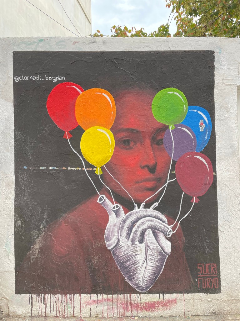 Mural en Benimaclet de globos de colores y un corazón