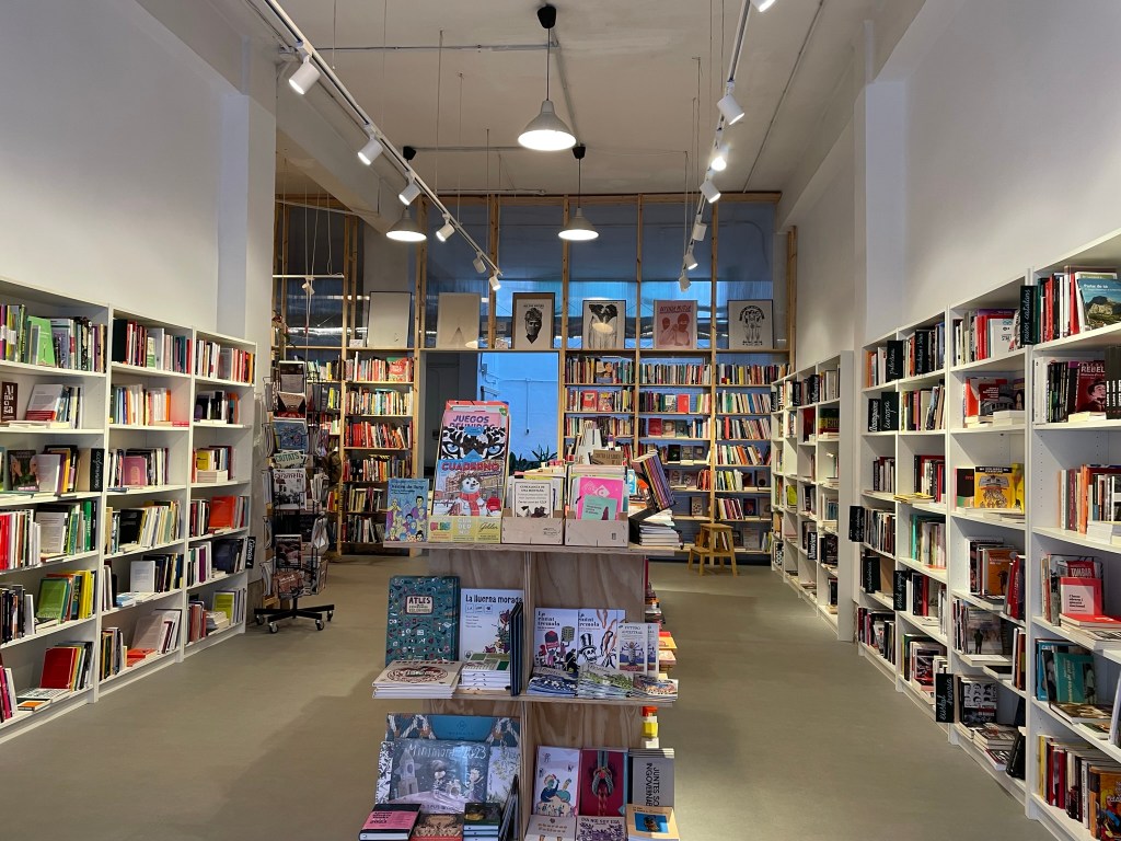 Interior de la librería La Repartidora
