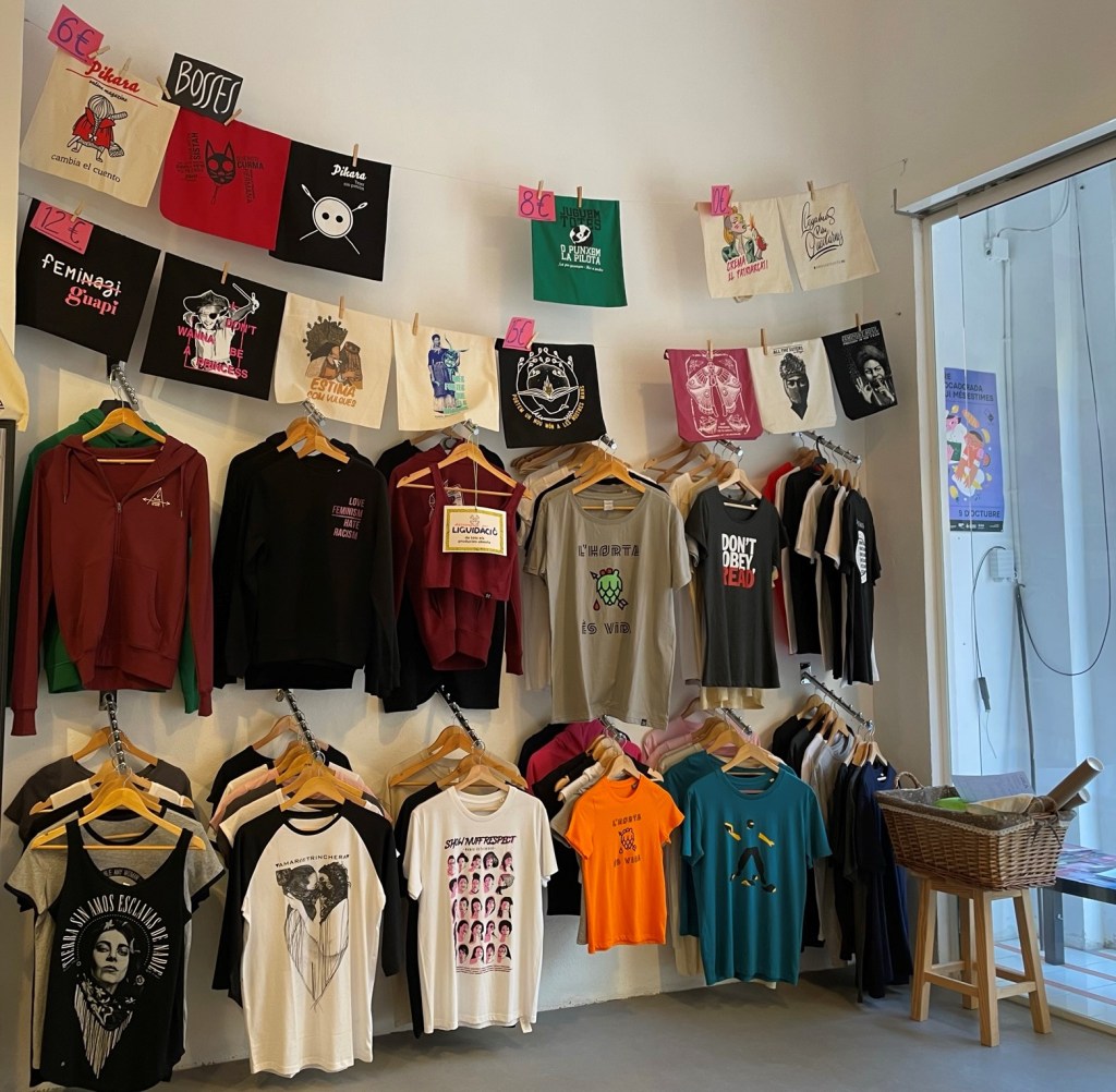 Ropa ética que vende la librería La repartidora