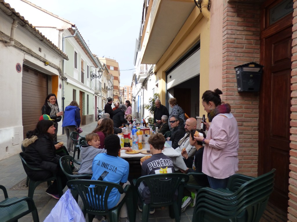 Almuerzo vecinal en la calle Rambla de Benimaclet