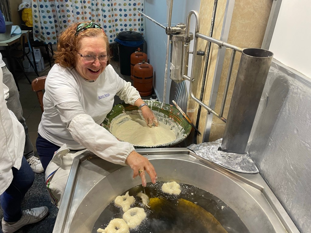 Pepita Zarzo fríe buñuelos en la parada familiar de Benimaclet