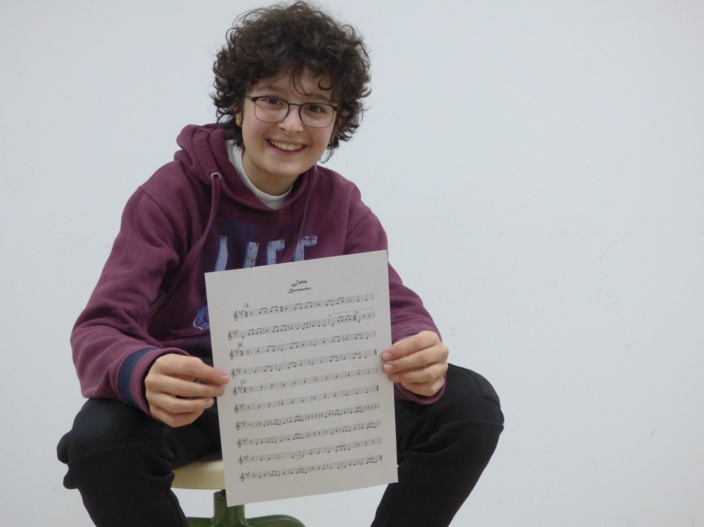 Germán Segura con la partitura de la jota 'Benimaclet'
