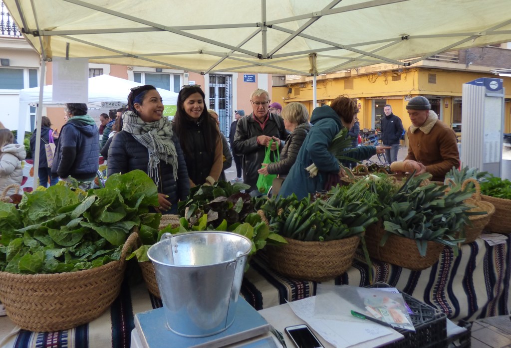 El alcalde de València, Joan Ribó, en el mercado de la huerta de Benimaclet.