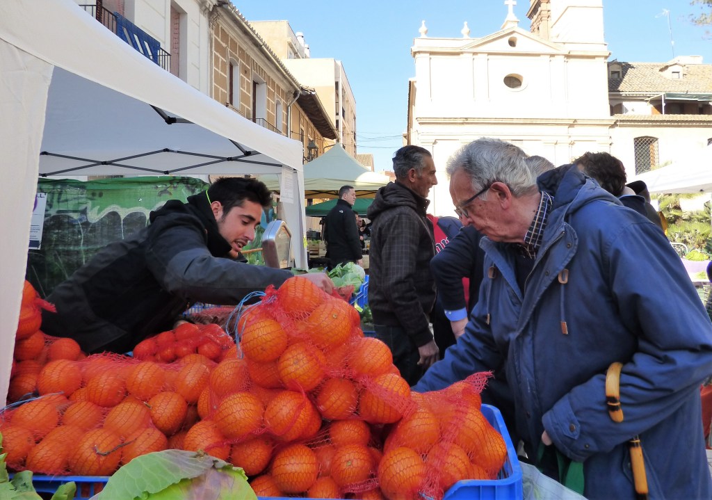 Venta de productos de proximidad en el mercado de la huerta de Benimaclet.