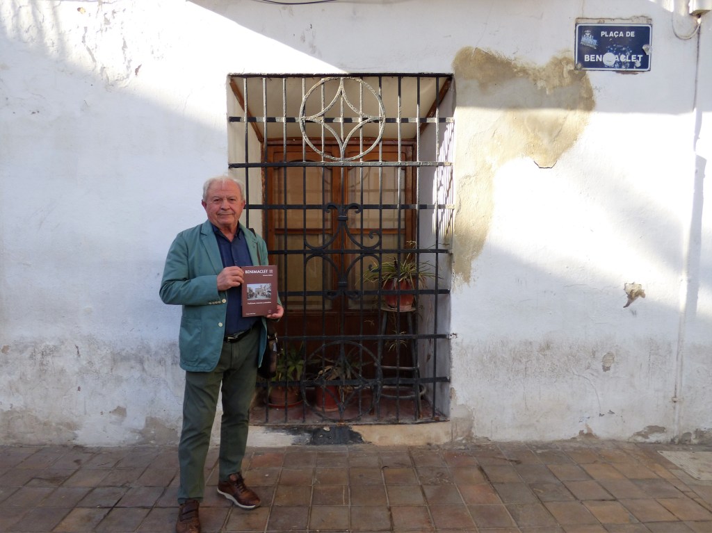 Antonio Máñez con su libro en la plaza de Benimaclet