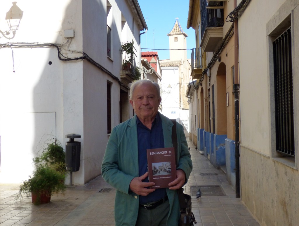 Antonio Máñez con su libro sobre Benimaclet en una calle del barrio