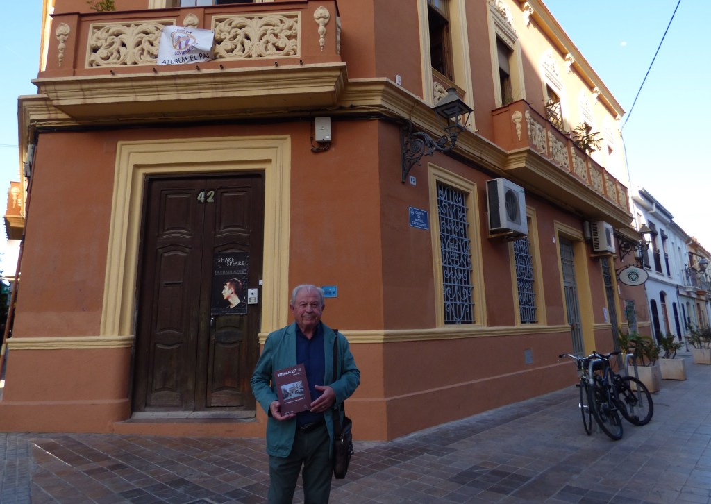 Antonio Máñez con su libro sobre Benimaclet