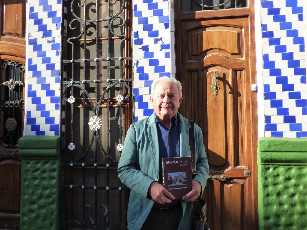Antonio Máñez con su libro sobre Benimaclet