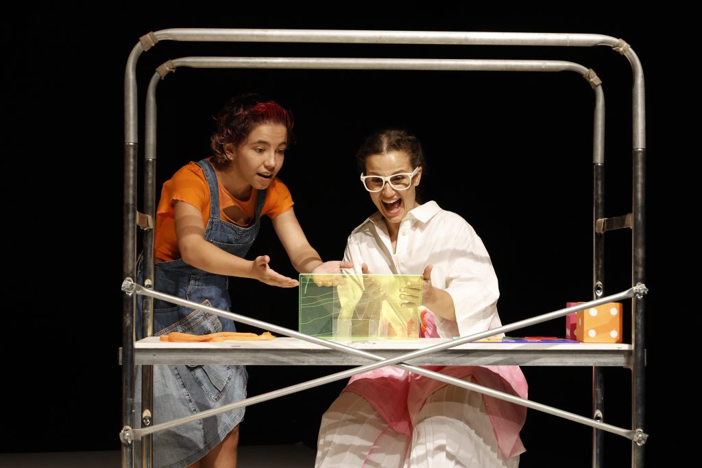 Escena del musical familiar sobre la adicción a los móviles