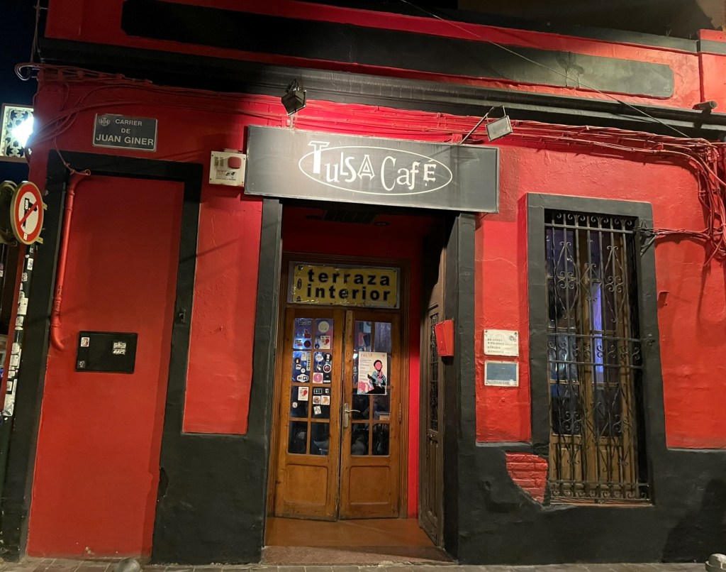 Fachada del Tulsa de Benimaclet, donde se juega el Trivial más antiguo de Valencia