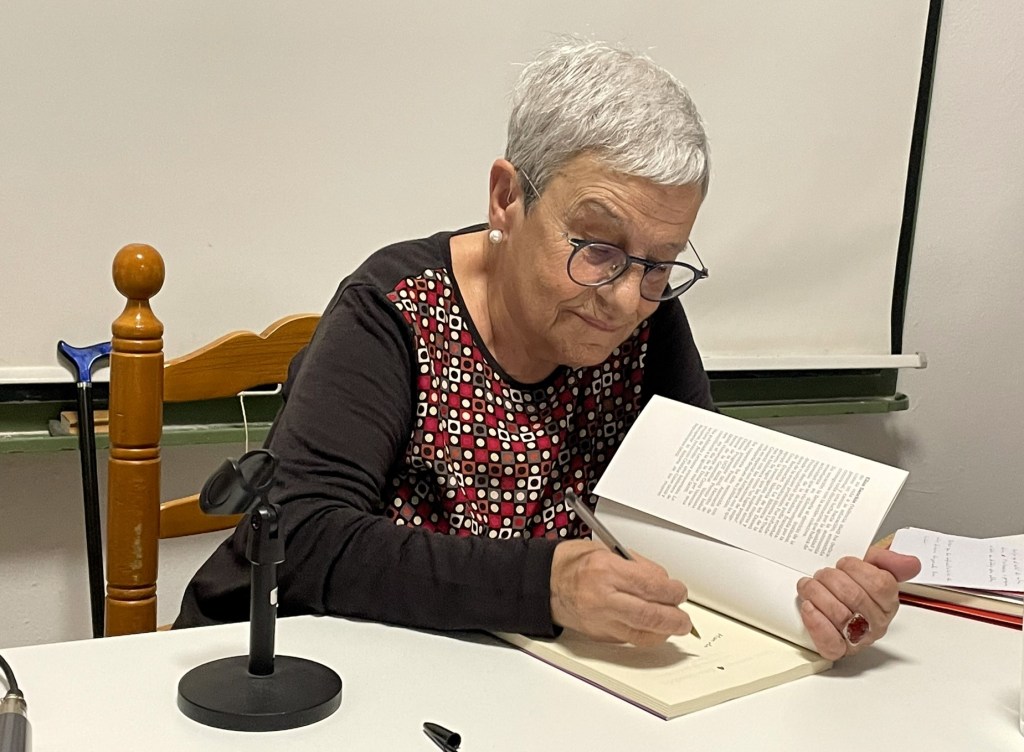 Elisa Sanchis firmando en Benimaclet su último libro