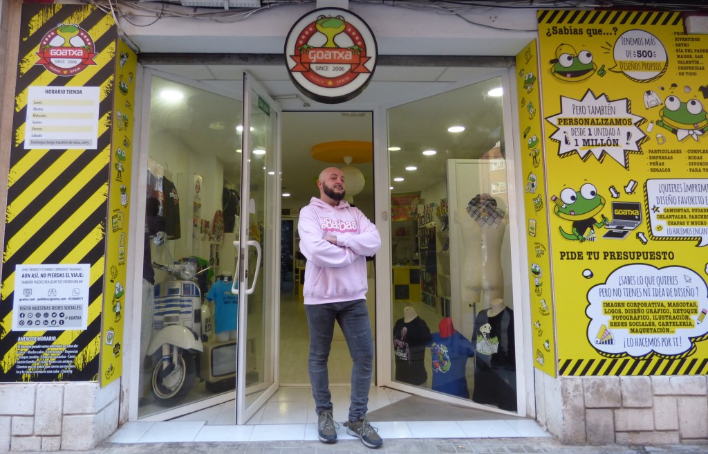 El dueño de Goatxa, Juanfran Peñaranda, en su tienda en Benimaclet
