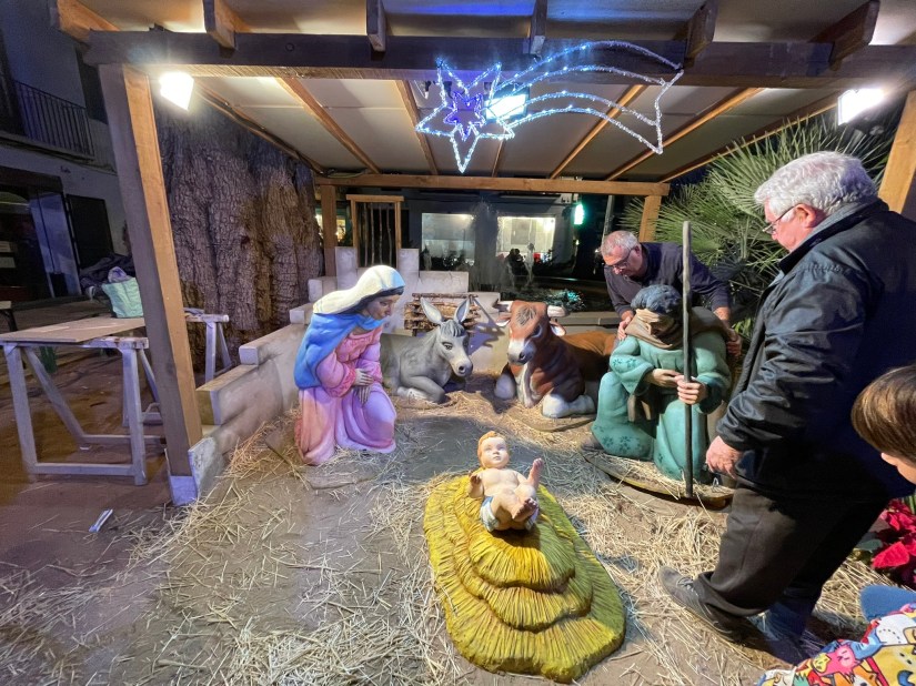 Colocación del nuevo Niño Jesús de Benimaclet tras el robo