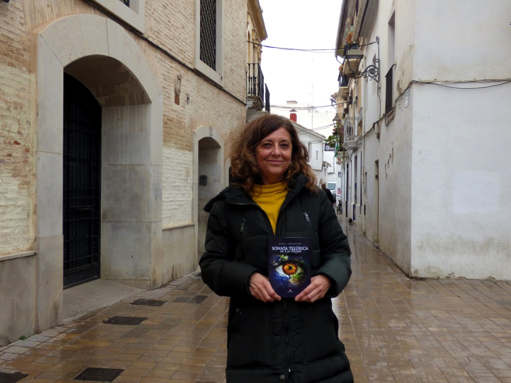 La escritora María Adelantado con su novela, en Benimaclet