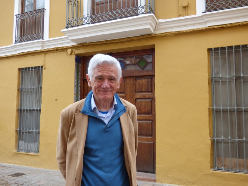 Recaredó Agulló posa para Disfruta Benimaclet en el barrio en el que vive