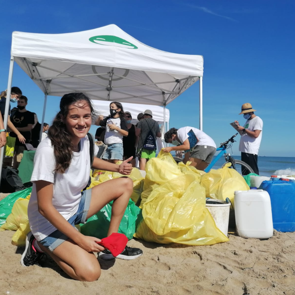 Joves i Solidaris en una actividad de limpieza de playas