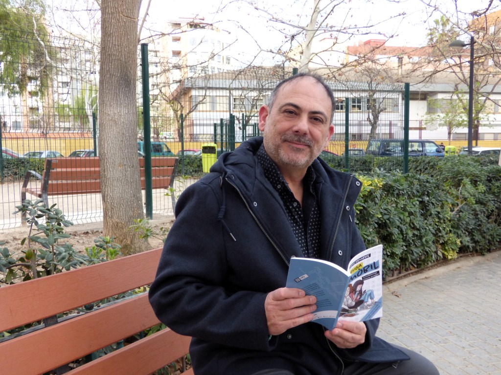 El profesor de Filosofía Enric Senabre posa frente a un colegio de Benimaclet con su último libro publicado.