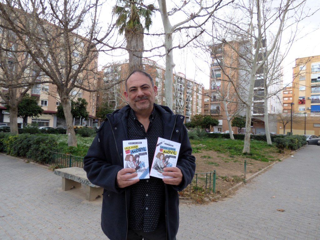 El profesor Enric Senabre muestra en Benimaclet su último libro publicado.