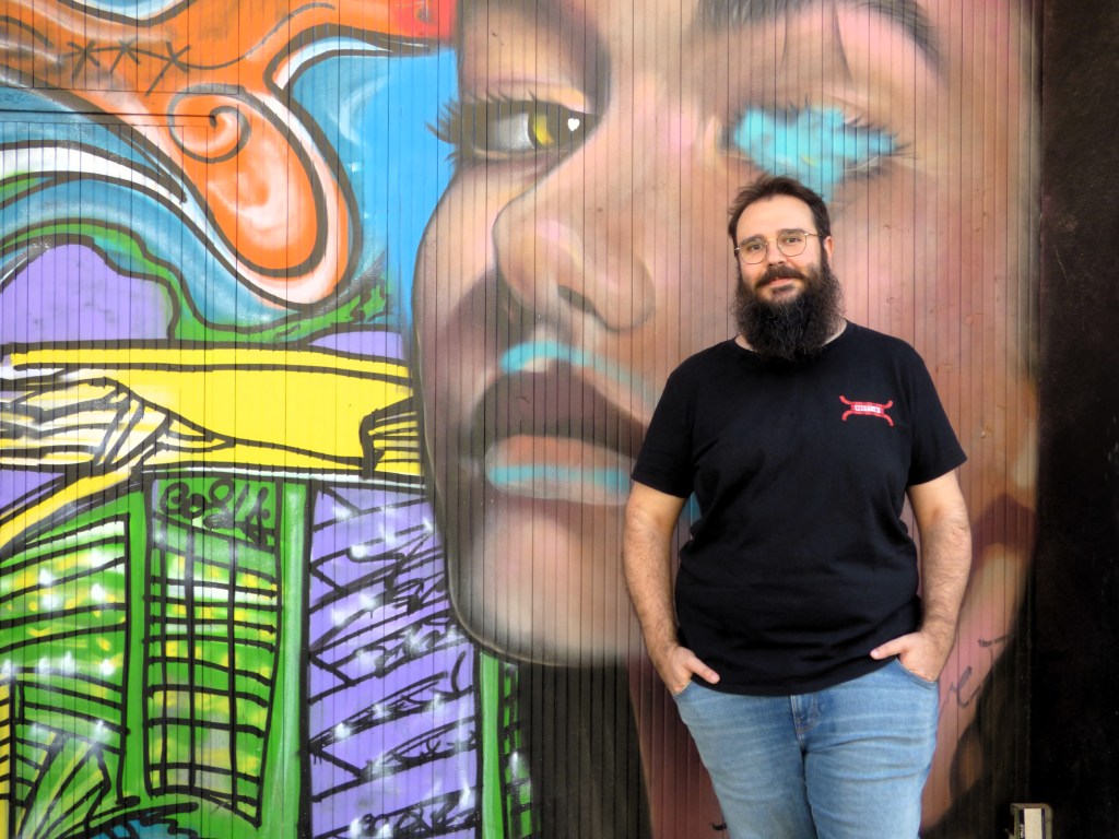 El desarrollador de videojuegos Jordi de Paco ante un grafiti de Benimaclet