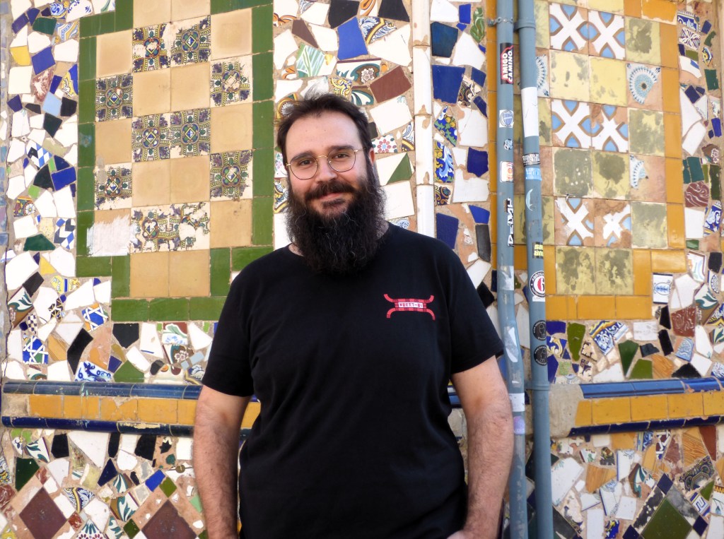 El desarrollador de videojuegos Jordi de Paco frente a la 'casa del trencadís' de Benimaclet