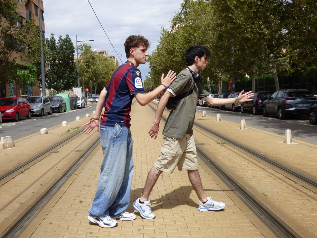 Gava y Nico posan para Disfruta Benimaclet en las vías del tranvía de Benimaclet