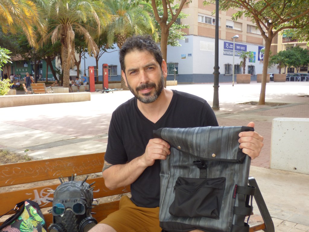 Diego Senra muestra algunos productos creados en Kaiowa