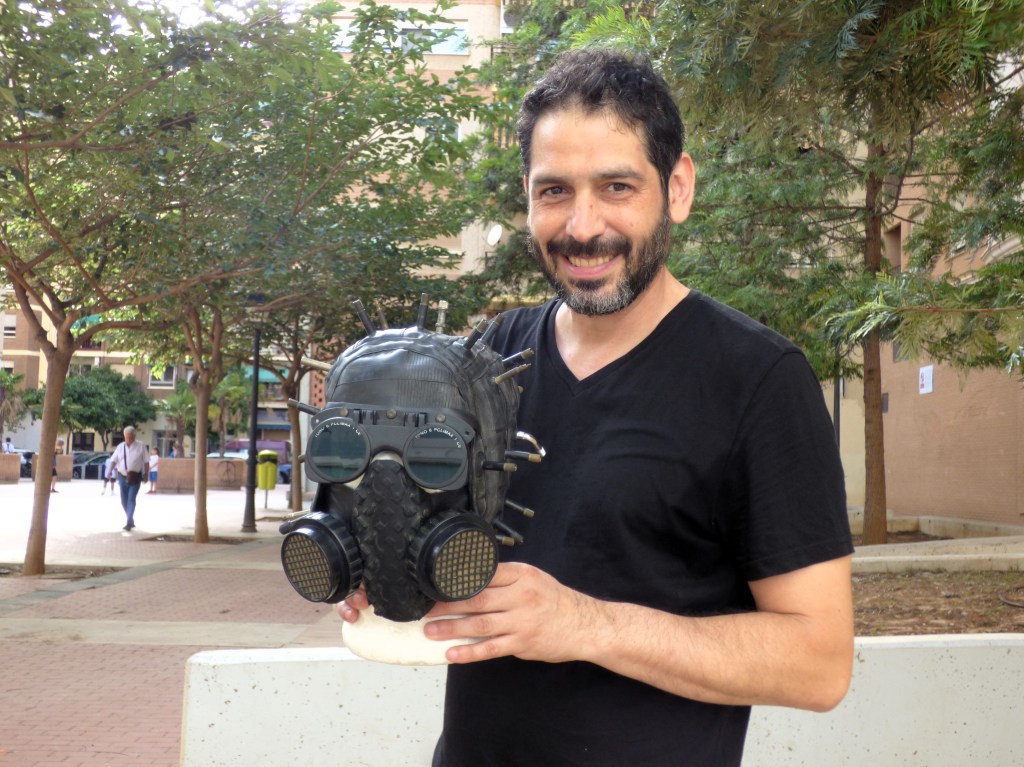 Diego Senra muestra una máscara creada por él