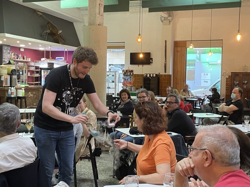 Charla sobre ciencia en un bar de Benimaclet