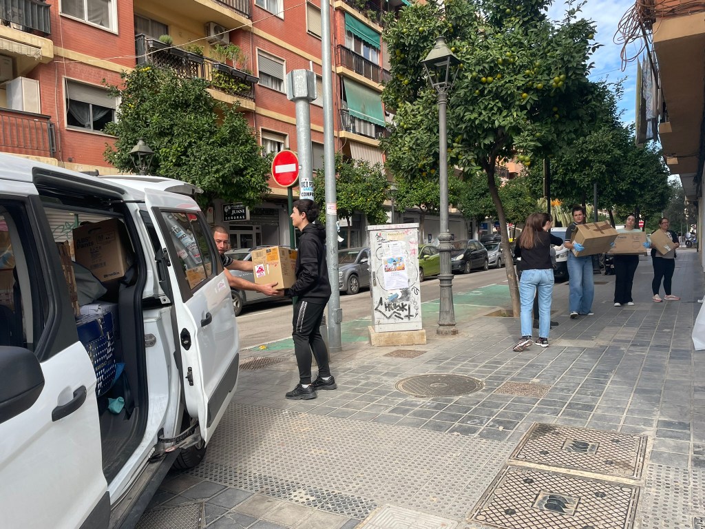 Carga de material en Benimaclet para ayudar a damnificados por la dana