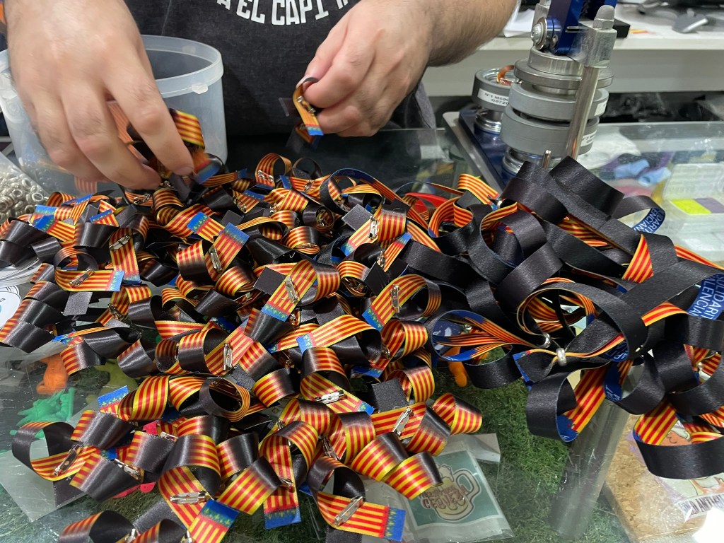 Lazos y pulseras solidarias con los afectados por la dana