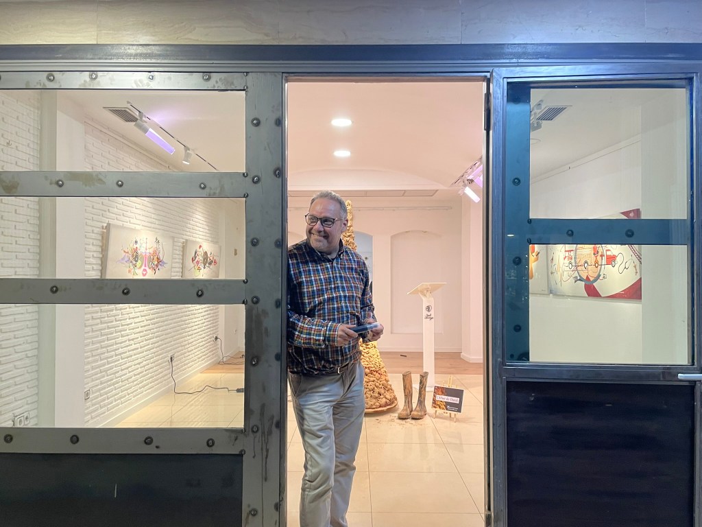 Xavi Carrillo posa a la entrada de su galería de arte en Benimaclet