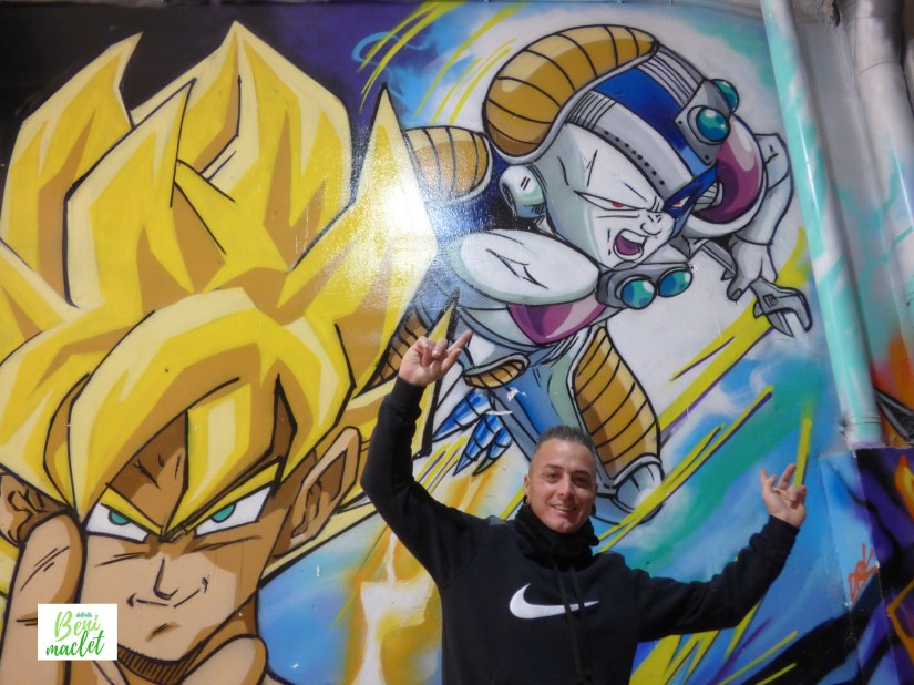 Sergio Estellés posa en su local decorado con figuras de Dragon Ball