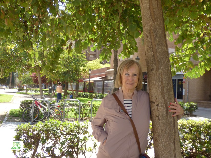 La escritora María García-Lliberós junto a un árbol del jardín de Benimaclet que más le gusta