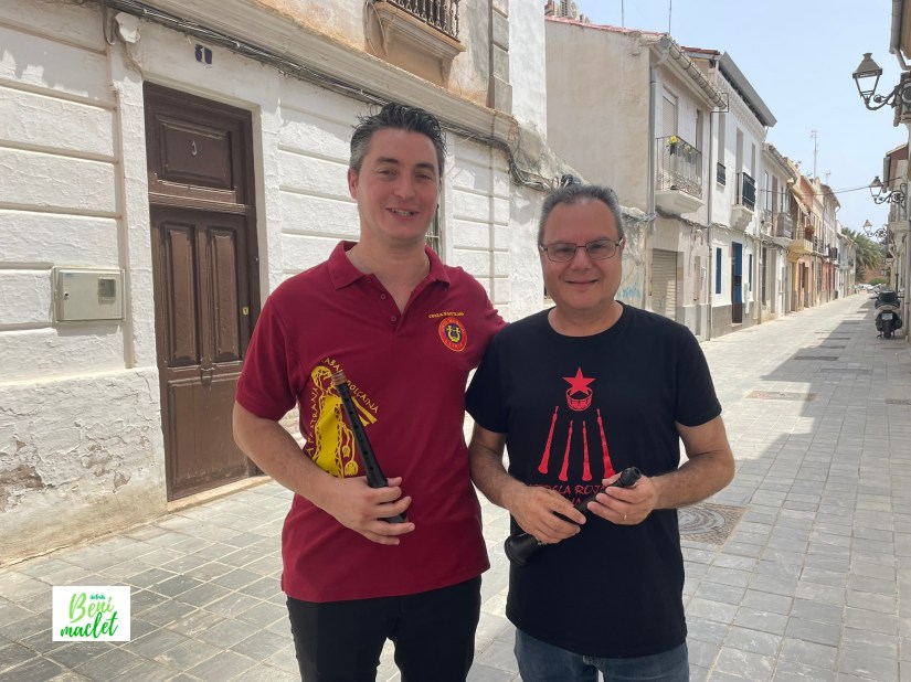 Los dolçainers Ernest Chisvert y Ferran Navarro en Benimaclet