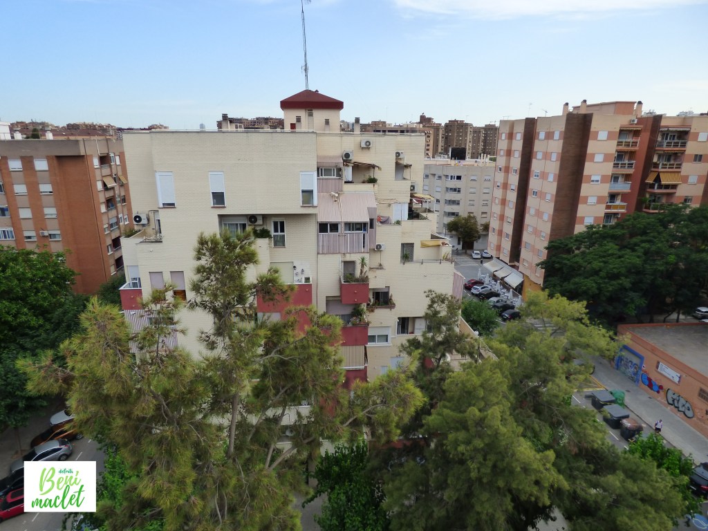 Vista de un edficio de la Cooperativa Benlliure desde el otro edificio