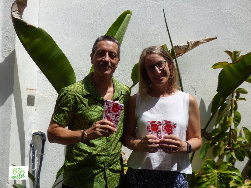 Los diseñadores del envoltorio de 'Berrymaclet' lo muestran en su estudio de Benimaclet