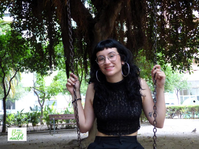 La escritora Marta Meneu en un parque de Benimaclet, su barrio.