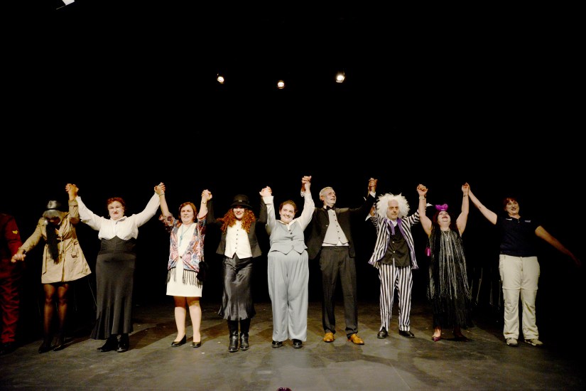 Los participantes del taller teatral de Benimaclet saludan tras representar 'La Troupe'.