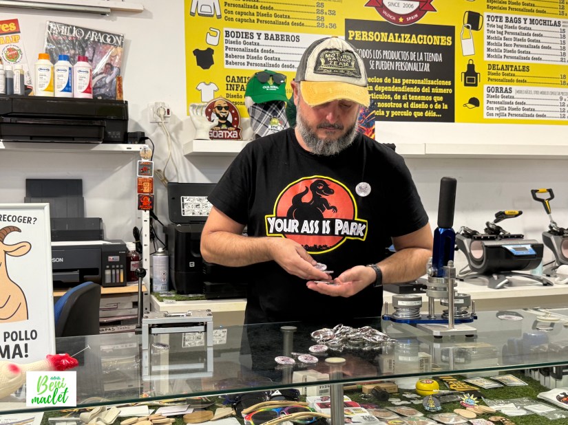 El dueño de Goatxa con las chapas del "ladrón del mes"