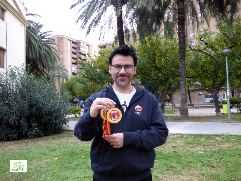 Manu Rodríguez con sus medallas de taichí
