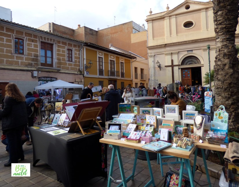 Vista de la plaza de Benimaclet durante el mercadillo Benimarket