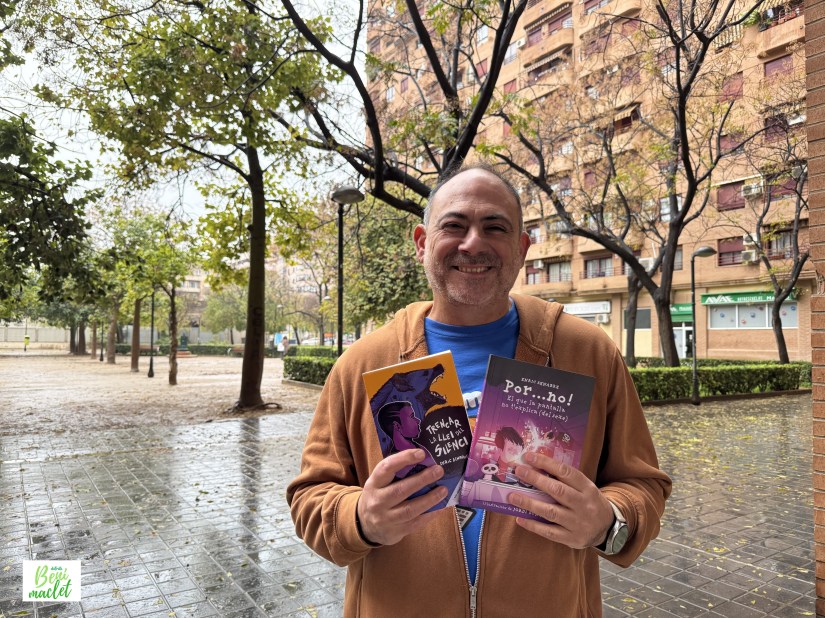 Enric Senabre posa con sus dos últimos libros para Disfruta Benimaclet.