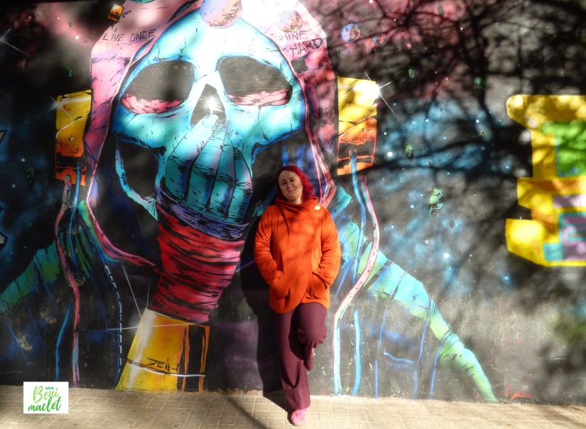 La fotógrafa Bel Carrillo ante un grafiti de Benimaclet