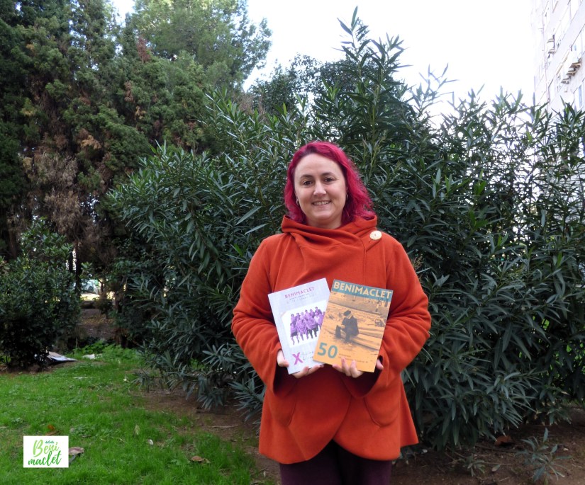 Bel Carrillo con las dos revistas que ha maquetado de la  asociación vecinal de Benimaclet.