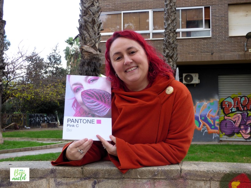 Bel Carrillo con un autorretrato